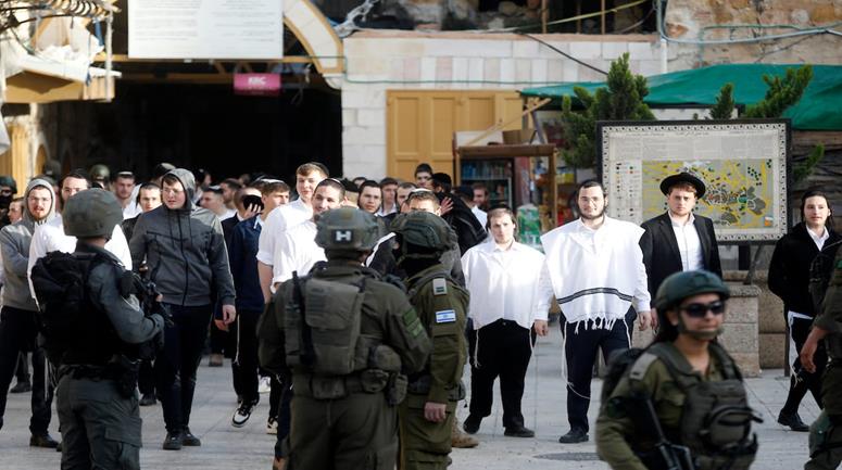 مستعمرون بحماية جيش الاحتلال يقتحمون البلدة القديمة في الخليل